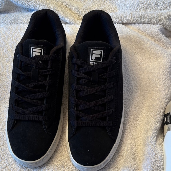 NWOT-Fila Classic Black and White Sneakers - Picture 8 of 11